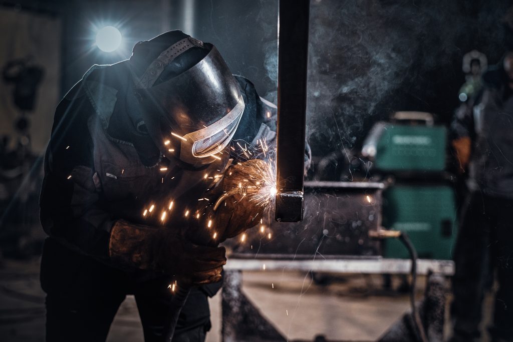 Trabajador soldando metal