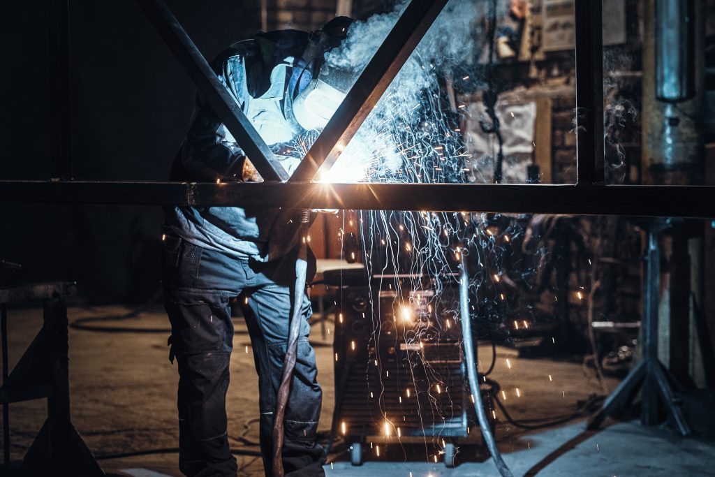 Trabajador soldando metal